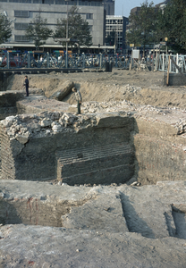 801625 Gezicht in de bouwput op het Vredenburg te Utrecht, tijdens archeologische onderzoekingen, met restanten van het ...